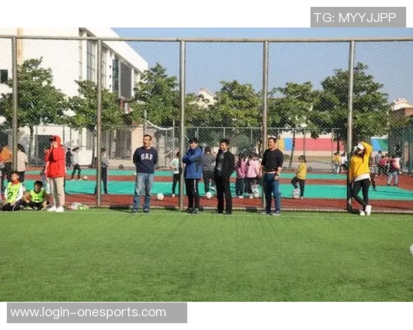 刘娜独家分享足球心得与技巧助你提升球技的全面指南 刘娜独家分享足球心得与技巧助你提升球技的全面指南